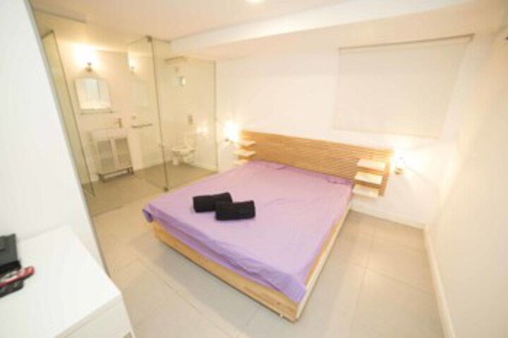 Room 7 of 8