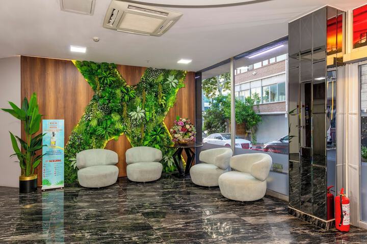 Lobby lounge