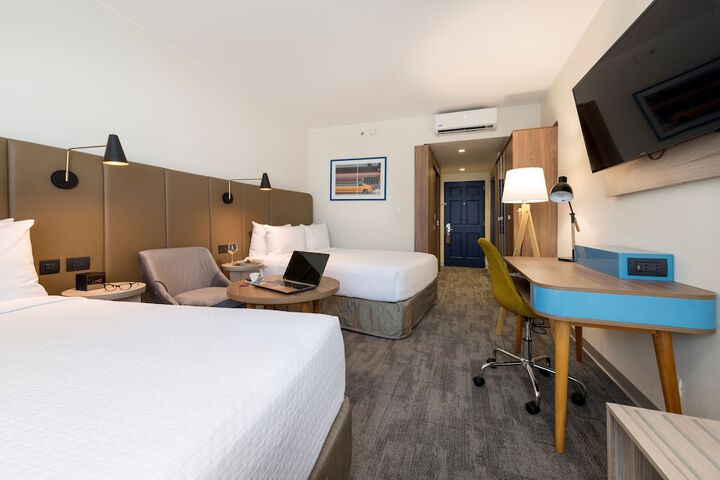 Room 25 of 212