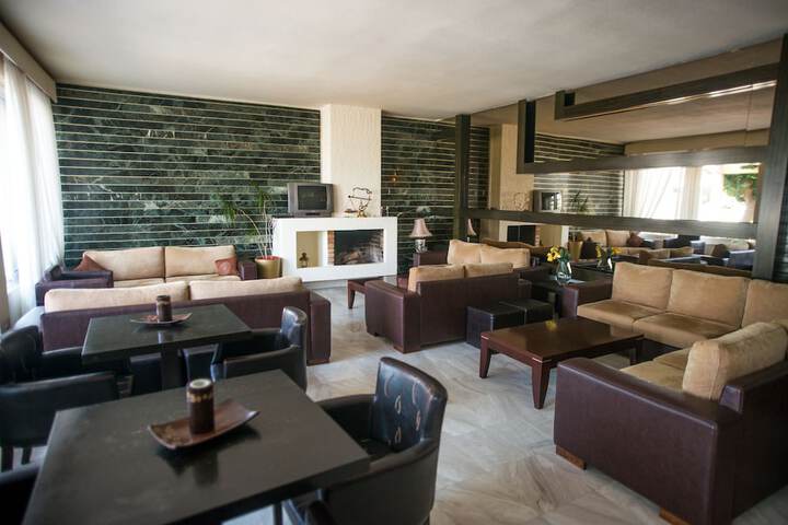 Lounge 11 of 26