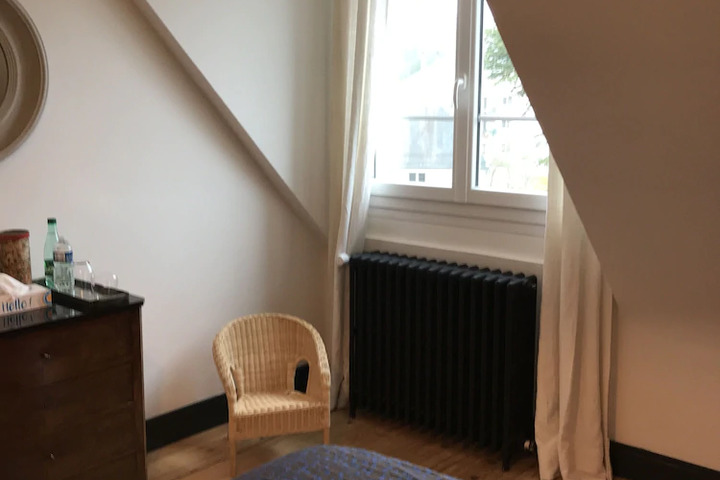 Room 4 of 9
