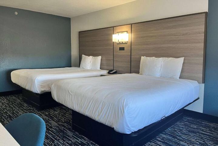 2 Queen Beds (11 of 14)