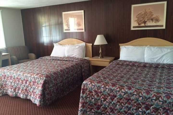 1 Queen Bed (3 of 7)