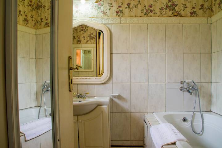 Room 27 of 47
