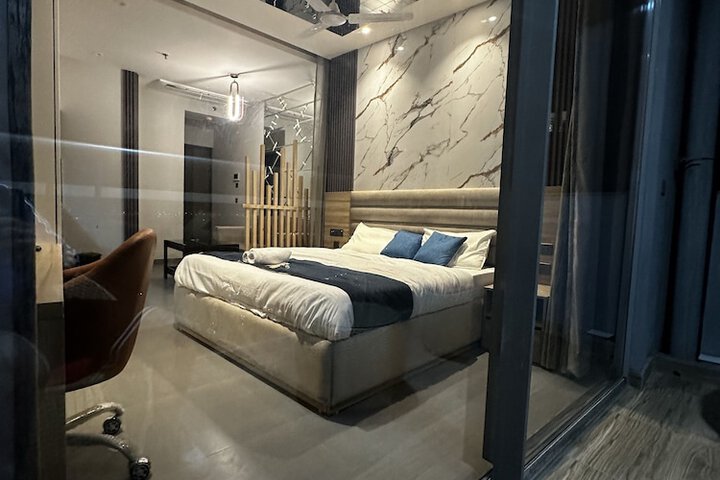 Room 5 of 11