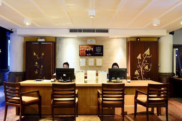 Check-in/check-out kiosk