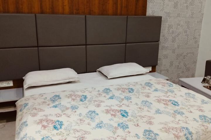 Room 7 of 12