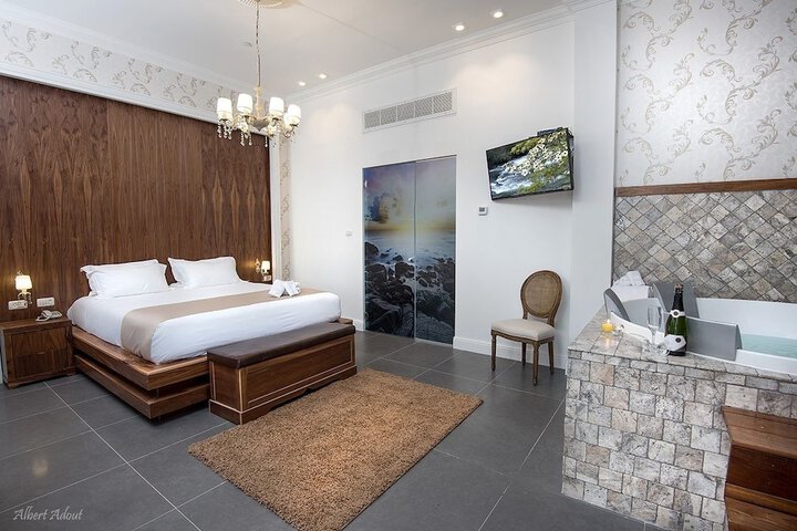 Room 16 of 40