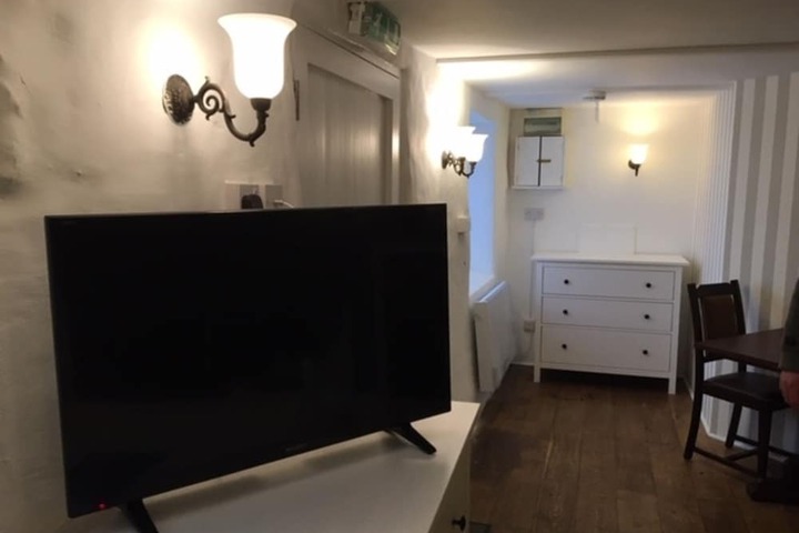 Room 5 of 11
