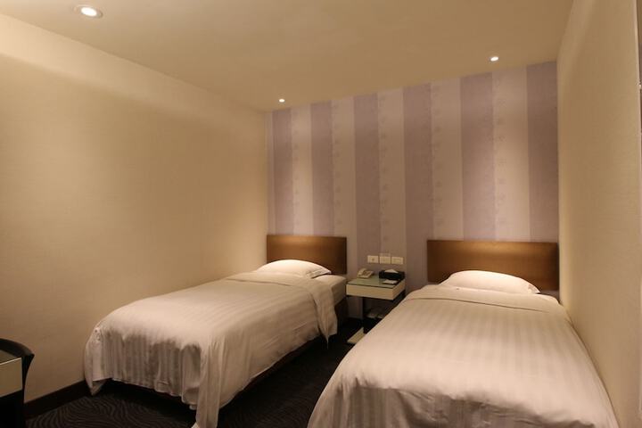 Room 10 of 65