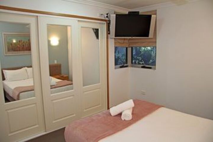 Room 52 of 107