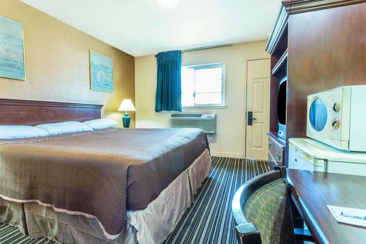 Standard Room, King or Two Doubles (6 of 7)