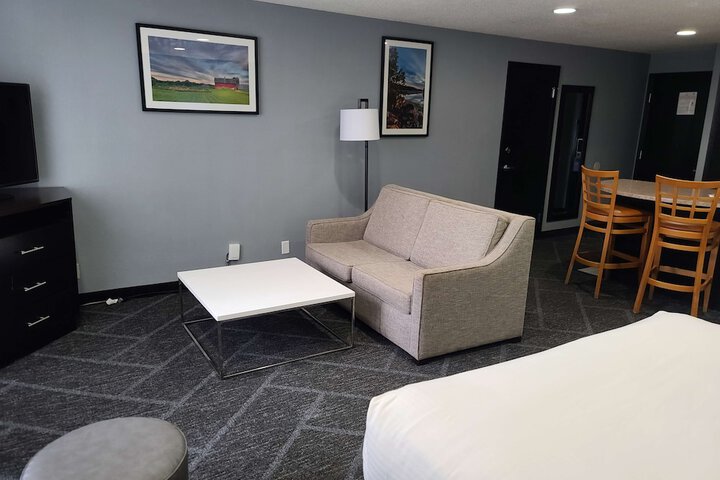 2 Queen Beds Executive Room Living Room Wet Bar Microwave and Refrigerator Bath and Shower Full Breakfast (4 of 34)