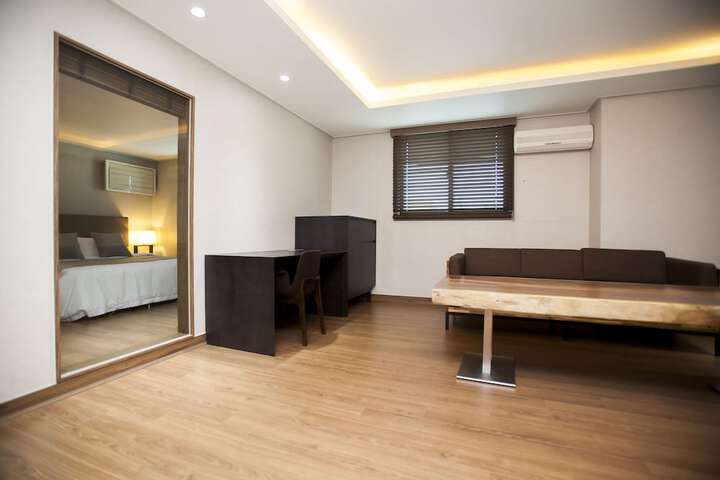 Room 83 of 119