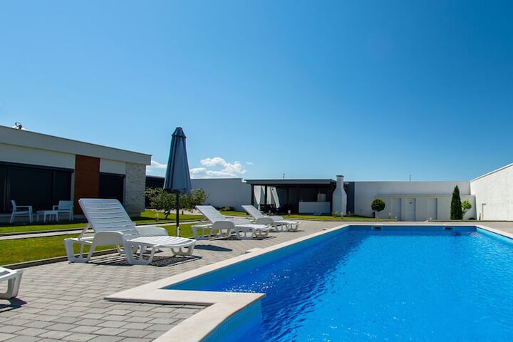 Pool 50 of 83