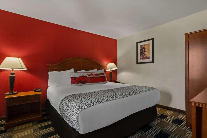 1 King Bed Microwave and Refrigerator WiFi Continental Breakfast (5 of 26)