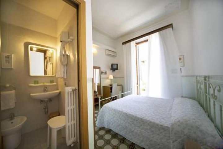 Room 6 of 22