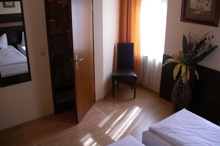 Room 10 of 21
