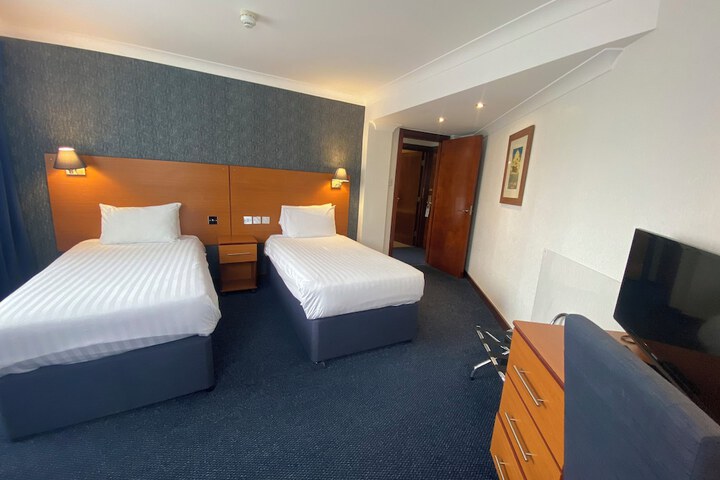 Room 53 of 102