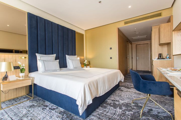 Room 10 of 80