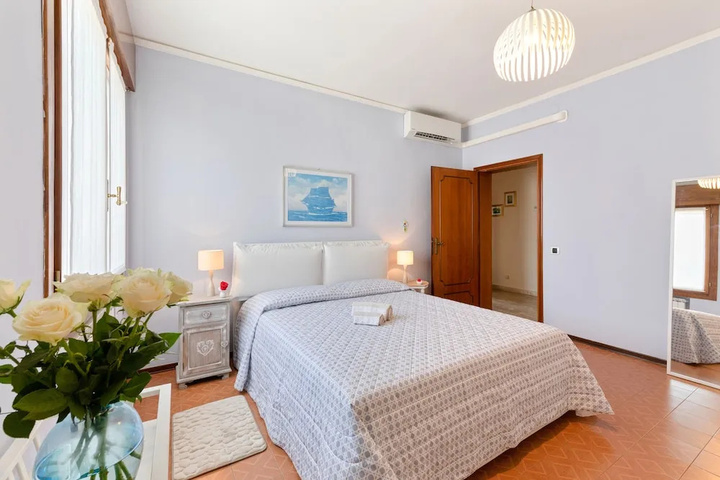 Room 4 of 11