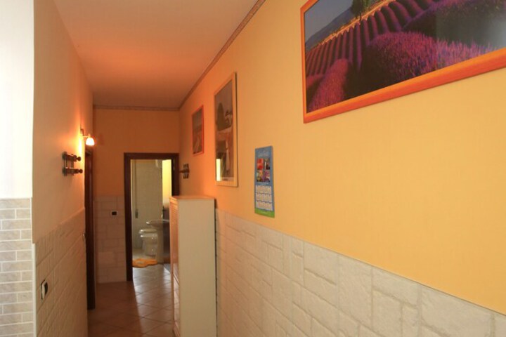 Room 9 of 10