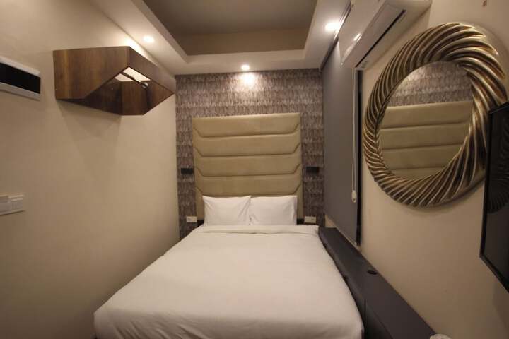 Room 83 of 204