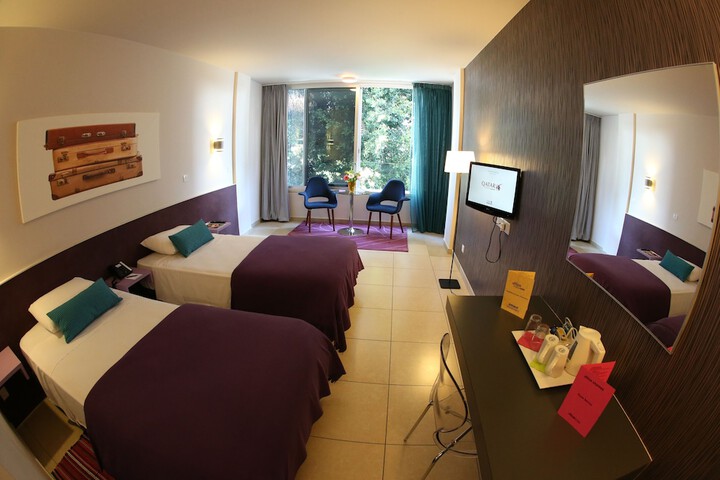 Room 11 of 32