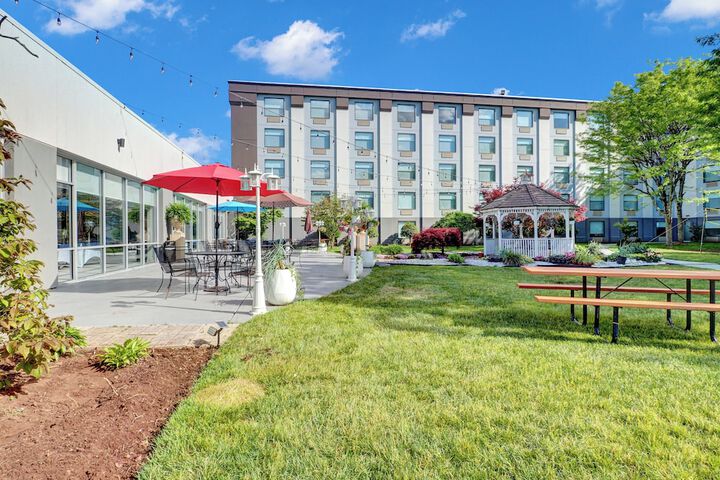 Hotel Exterior 76 of 89