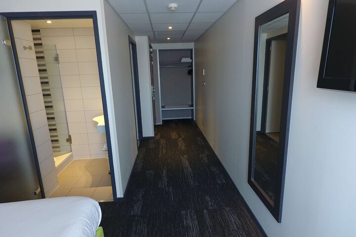 Room 25 of 40