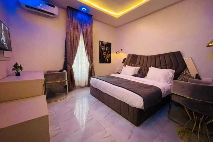 Room 5 of 12