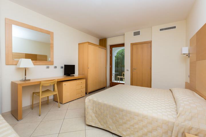 Room 12 of 75