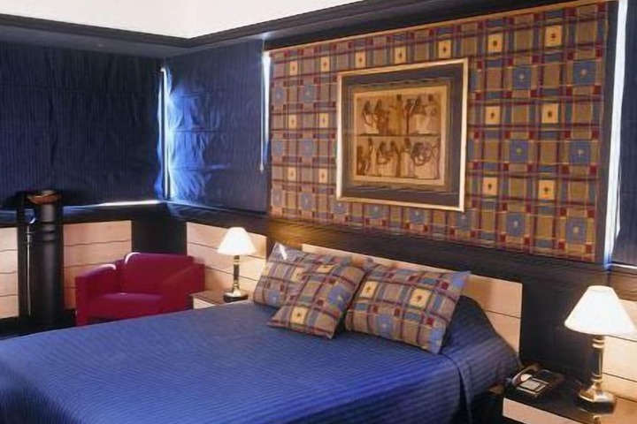 Room 11 of 38