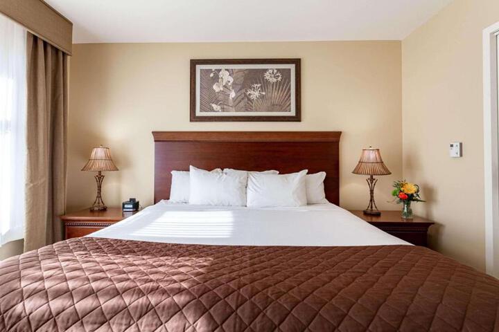 Executive King Bed (19 of 37)