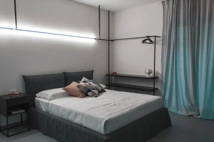 Room 4 of 16