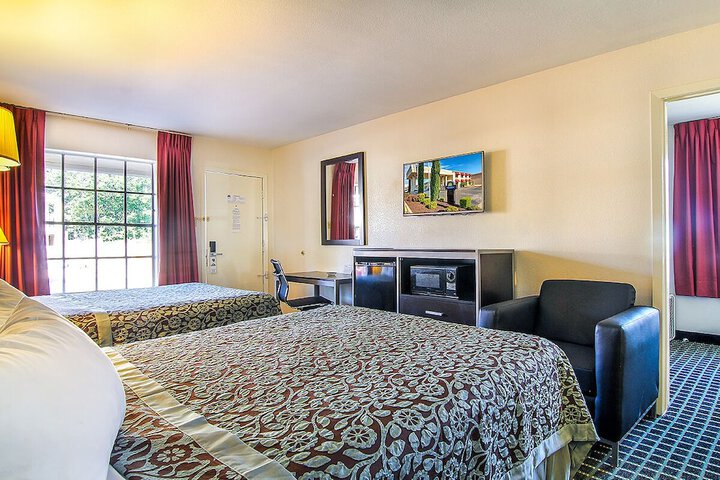 2 Queen Beds (14 of 24)