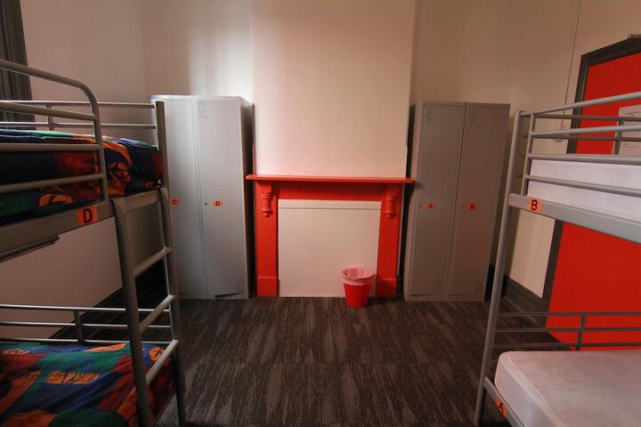 Room 13 of 38