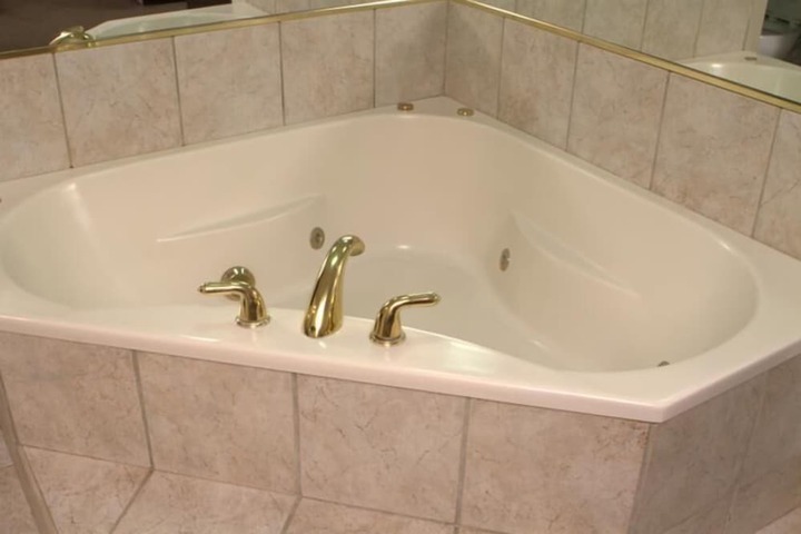 Jetted tub