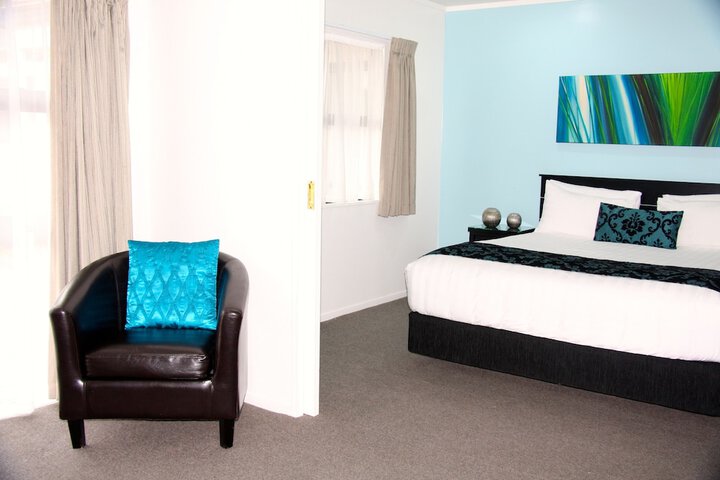 Room 6 of 103