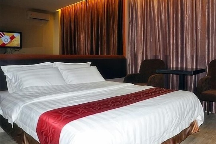 Room 7 of 12