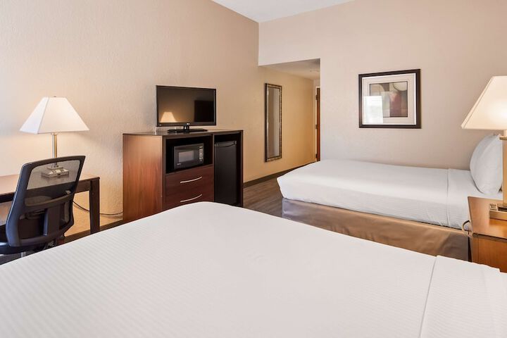 2 Double Beds Refrigerator WiFi Full Breakfast (4 of 10)