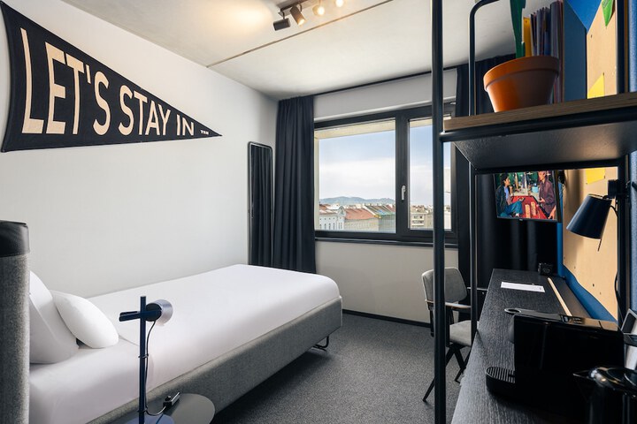 Room 18 of 146