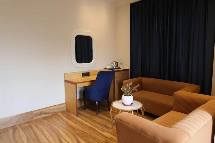 Room 5 of 11