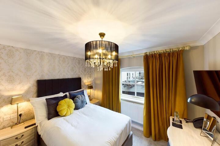 Room 4 of 18