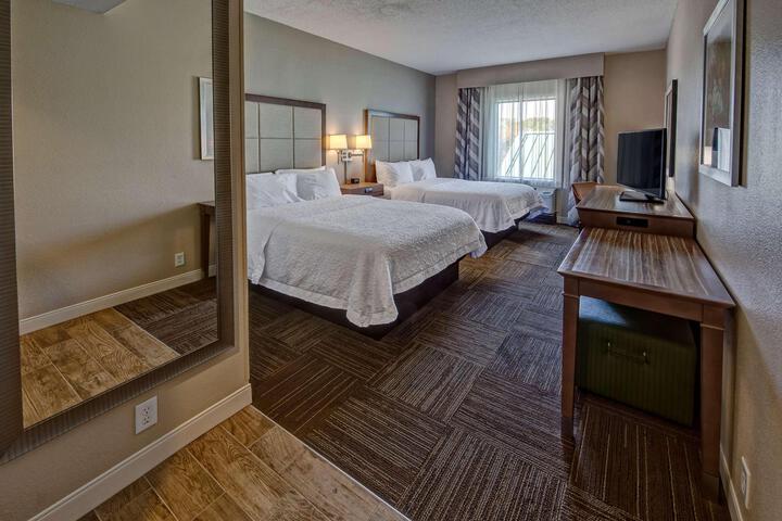 2 Queen Beds (2 of 4)