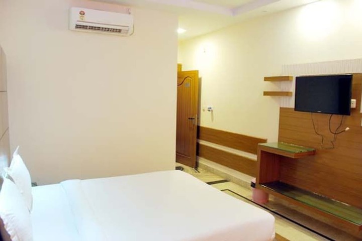 Room 7 of 12