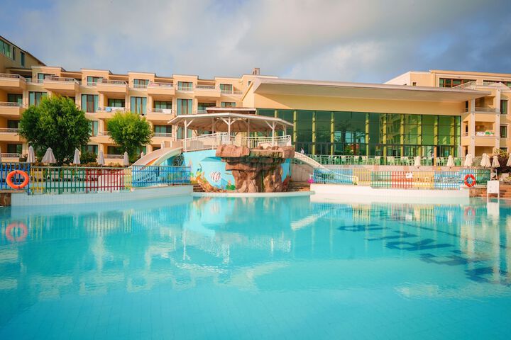 Hotel Exterior 44 of 48