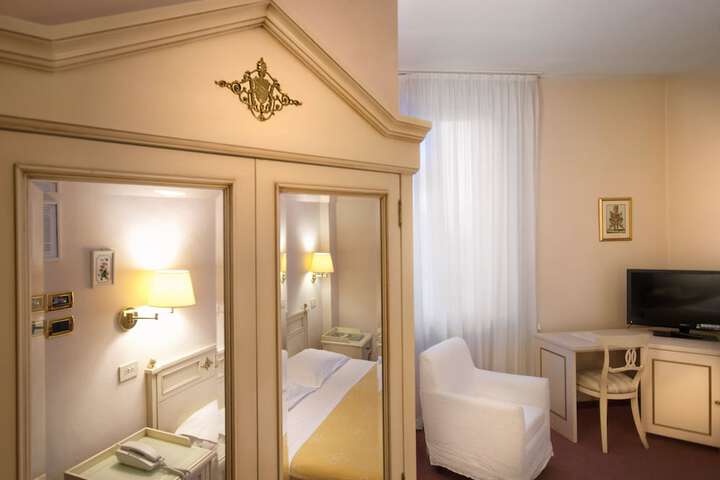 Room 9 of 89