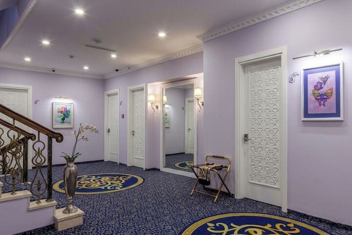 Ballroom/Hall 86 of 122