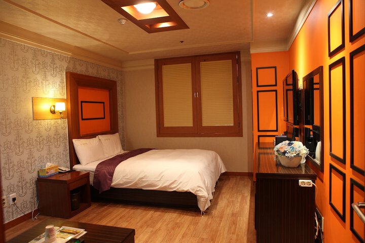 Room 8 of 35
